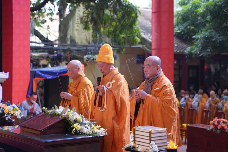 Đức Pháp chủ GHPGVN và quý Hòa thượng niêm hương, xưng tán Tam bảo trước buổi lễ