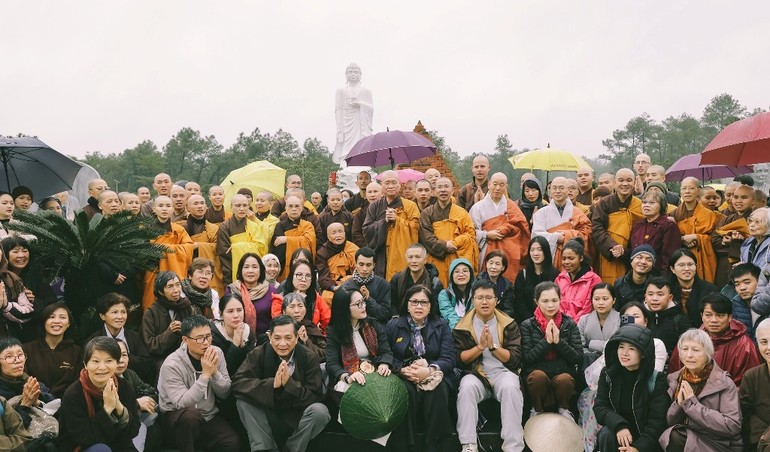 Tăng thân Làng Mai thăm lại nơi từng trà-tỳ vị Thầy kính mến của mình tại Công viên Vĩnh Hằng - TP.Huế