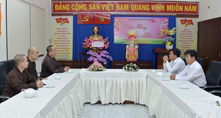 Ông Nguyễn Duy Tân, Phó Giám đốc Sở Nội vụ, Trưởng ban Tôn giáo TP.HCM thân mật tiếp Thượng tọa Thích Tâm Hải