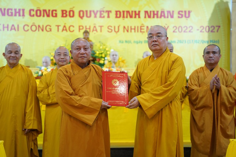 Hòa thượng Thích Thanh Nhiễu trao quyết định chuẩn y nhân sự Ban Thông tin - Truyền thông GHPGVN nhiệm kỳ IX (2022-2027) đến Hòa thượng Thích Gia Quang