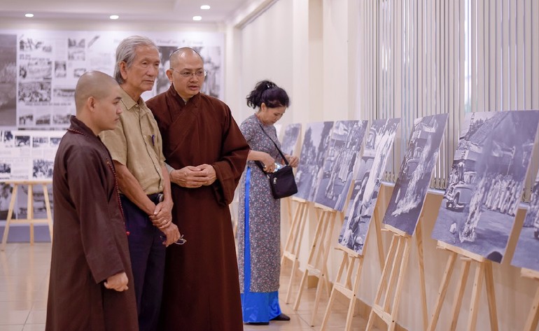 Nhà nghiên cứu Trần Đình Sơn tại triển lãm ảnh tư liệu báo chí năm 1963 tại trụ sở Báo Giác Ngộ/Ảnh: Quảng Đạo