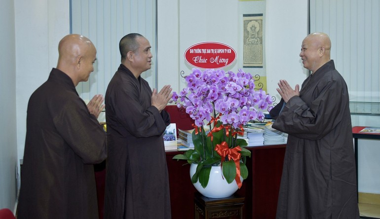 Thượng tọa Thích Tâm Hải tri ân đạo tình, sự quan tâm mà Hòa thượng Thích Lệ Trang và Ban Thường trực Ban Trị sự GHPGVN TP.HCM dành đến Báo Giác Ngộ - Ảnh: Quảng Đạo/BGN