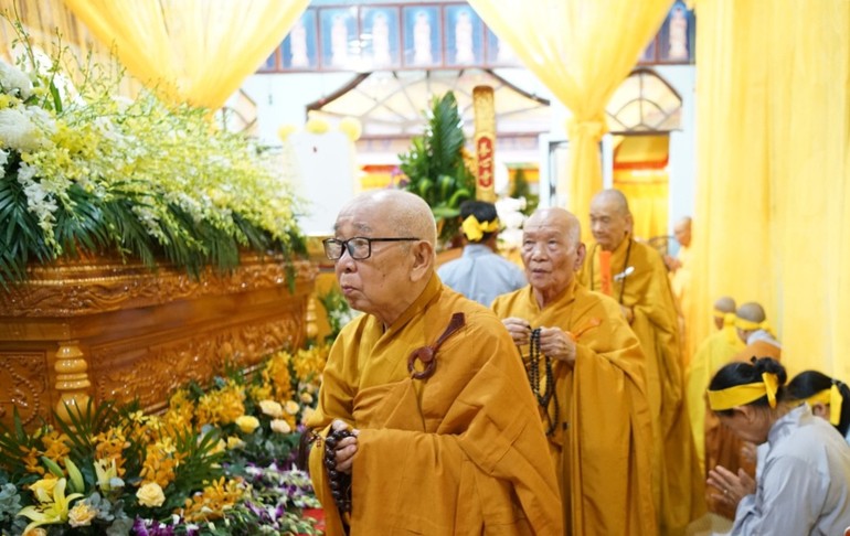 Chư vị giáo phẩm Hội đồng Chứng minh GHPGVN hữu nhiễu kim quan tưởng niệm Trưởng lão Hòa thượng Thích Giác Minh vừa viên tịch tại tỉnh Bình Thuận - Ảnh: Giác Minh Vĩnh