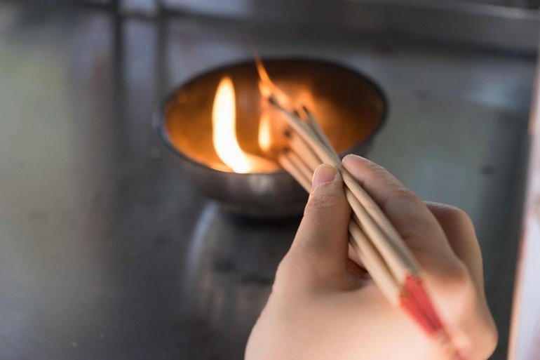 Trong nghi lễ truyền thống, hương là một trong sáu lễ phẩm căn bản của lục cúng - Ảnh minh họa