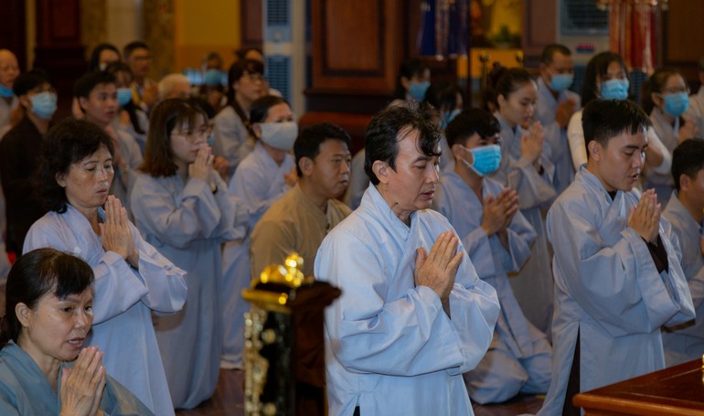 Phật tử tại gia phát nguyện tiếp nhận Bồ-tát giới tại Đại giới đàn Huệ Hưng do Ban Trị sự GHPGVN TP.HCM tổ chức tại Việt Nam Quốc Tự PL.2564 - Ảnh: Phùng Anh Quốc