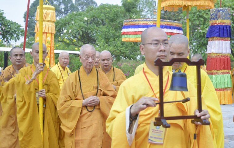 Cung nghinh Đức Pháp chủ GHPGVN quang lâm Vạn Phật Quang Đại Tòng Lâm chứng minh Lễ khai mạc Đại giới đàn Minh Nguyệt do Ban Trị sự GHPGVN tỉnh Bà Rịa-Vũng Tàu tổ chức - Ảnh: Quảng Đạo/BGN