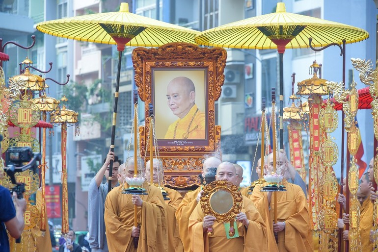 Cung rước di ảnh của Trưởng lão Hòa thượng Thích Bửu Huệ quang lâm Tuyển Phật trường - Việt Nam Quốc Tự (Q.10, TP.HCM)