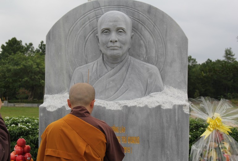 Trước phù điêu phác thảo chân dung Trưởng lão Hòa thượng Thích Trí Quang tại không gian tưởng niệm nơi trà-tỳ ngài (nghĩa trang Công viên Vĩnh Hằng, Huế) - Ảnh: Quảng Điền