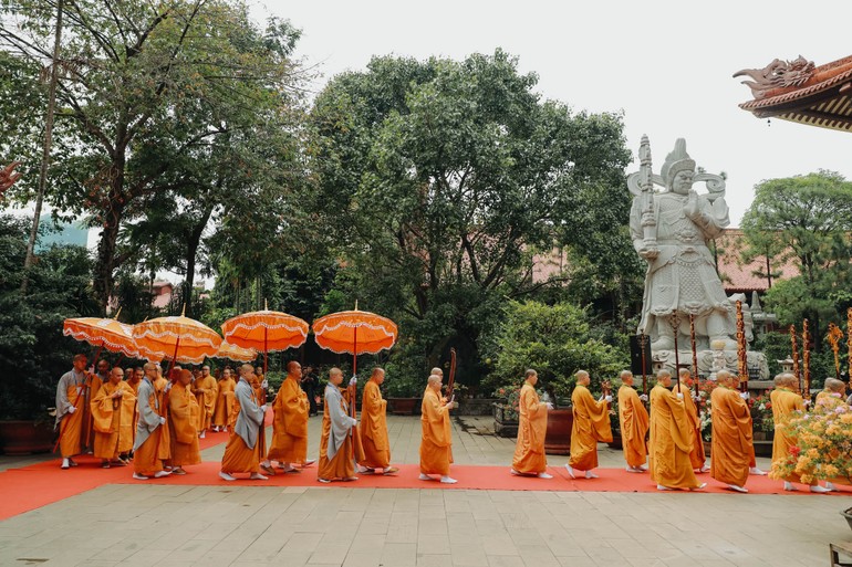 Cung thỉnh chư tôn đức giới sư Tăng quang lâm 