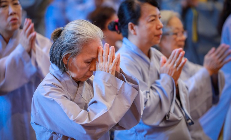 Phật tử tại gia phát nguyện thọ Bồ-tát giới tại Đại giới đàn Bửu Huệ - Ảnh: Phùng Anh Quốc