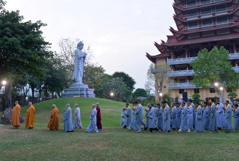 Hữu nhiễu tôn tượng trong tiếng niệm hồng danh của Ngài...