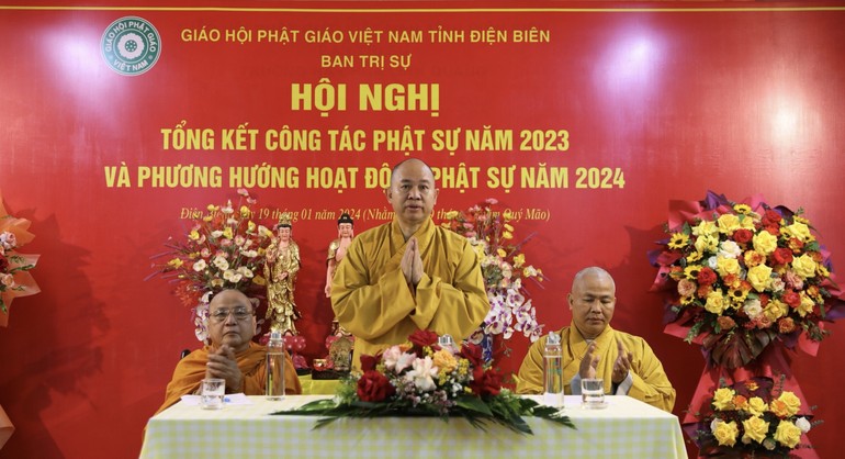 Chư tôn đức chủ tọa 