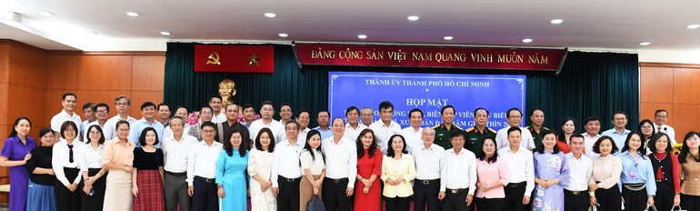 Lãnh đạo TP.HCM với lãnh đạo các cơ quan báo chí, phóng viên tiêu biểu tại buổi họp mặt chiều 7-3-2024