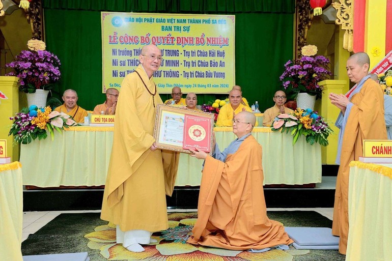 Hòa thượng Thích Chơn Minh trao quyết định bổ nhiệm trụ trì đến Ni trưởng Thích nữ Như Trung 