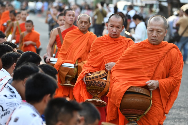 Chư Tăng Lào khất thực theo truyền thống ở Luang Prabang