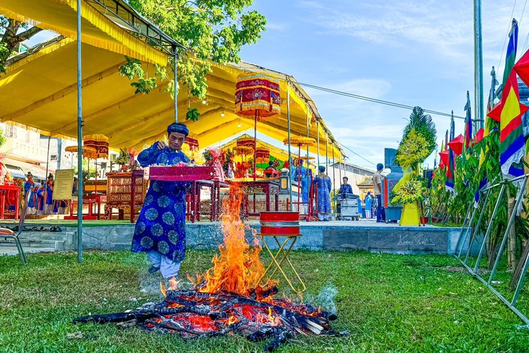 Hàng năm, người Huế luôn nhớ biến cố đau thương này, và tổ chức lễ cúng cơm cháo, đốt lửa sưởi ấm an ủi những người đã vong thân...