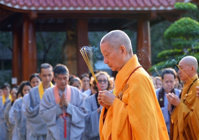 Hòa thượng Thích Trí Quảng niệm hương cầu nguyện trong một buổi lễ - Ảnh: Bảo Toàn