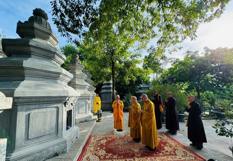 Trưởng lão Hòa thượng Thích Thiện Nhơn và Thượng tọa Thích Đức Thiện trước bảo tháp Hòa thượng Thích Huệ Trí tại tổ đình Kim Tiên ở cố đô Huế - Ảnh: Quảng Điền/BGN