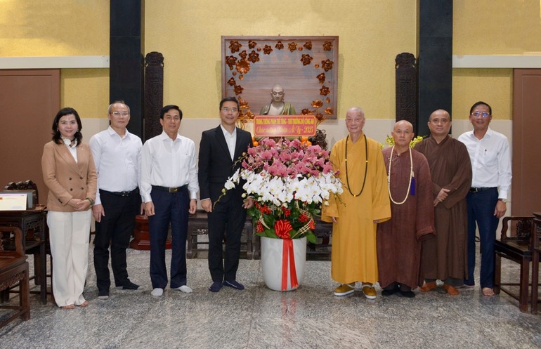 Đại tá Nguyễn Hồng Phong, tân Cục trưởng Cục An ninh nội địa - Bộ Công an cùng phái đoàn chúc Tết và tặng hoa chúc xuân của Trung tướng Phạm Thế Tùng - Thứ trưởng Bộ Công an đến Đức Pháp chủ GHPGVN - Ảnh: Bảo Toàn/Báo Giác Ngộ