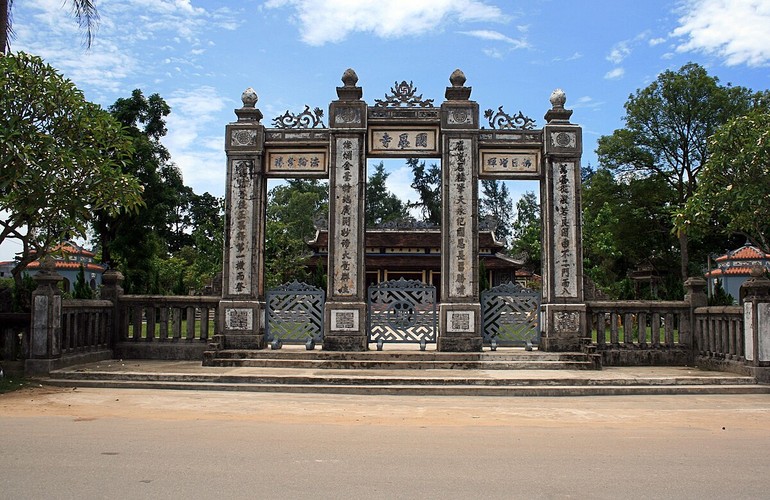 Tam quan chùa Quốc Ân