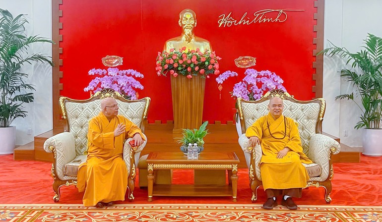 Thượng tọa Thích Thanh Phong tiếp Hòa thượng TS.Tampalawela Dhammaratana tại phòng khách Cảng hàng không quốc tế Tân Sơn Nhất sáng 25-2 - Ảnh: CHT