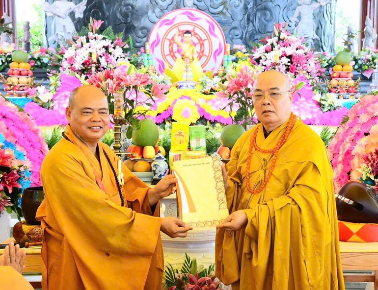 Trưởng lão Hòa thượng Thích Thanh Nhiễu, Ủy viên Thường trực Hội đồng Chứng minh, Phó Chủ tịch Thường trực Hội đồng Trị sự trao quyết định bổ nhiệm đến Thượng tọa Thích Thanh Phong