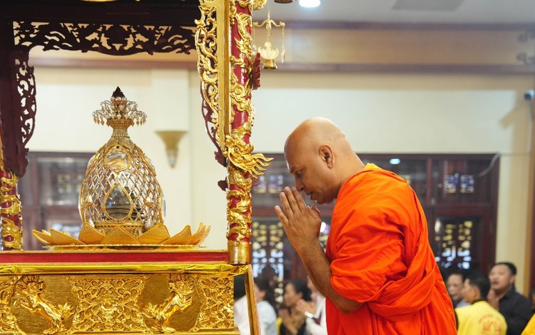 Chiêm bái xá-lợi Phật