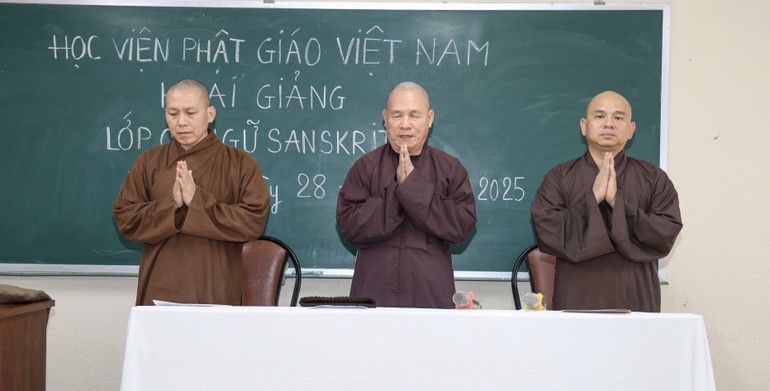 Chư tôn đức niệm Phật cầu gia hộ - Ảnh: Nguyên Tài/BGN