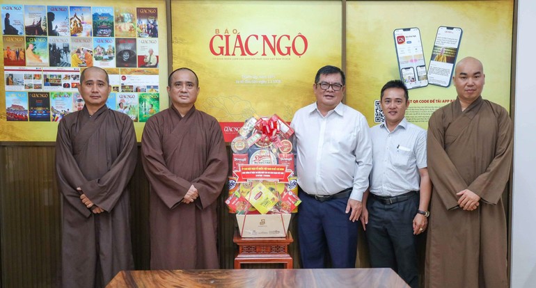 Lãnh đạo Ủy ban MTTQVN TP.HCM chúc mừng Báo Giác Ngộ nhân ngày Báo chí Việt Nam 21-6 - Ảnh: Nguyên Tài/BGN