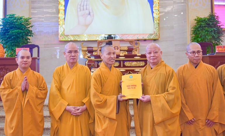 Hòa thượng Thích Lệ Trang trao quà lưu niệm và quyết định dừng hoạt động đến Ban Trị sự quận huyện - Ảnh: Quảng Đạo/BGN