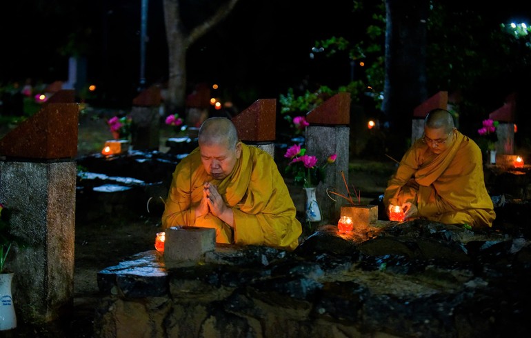 Chư Tăng thăm viếng, cầu nguyện tại Nghĩa trang Liệt sĩ Hàng Dương ở Côn Đảo - Ảnh: Quảng Đạo/BGN