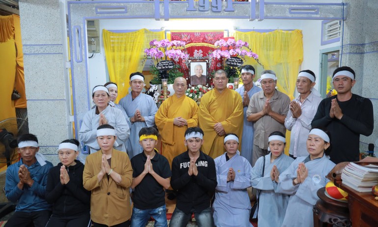 Thượng tọa Thích Tâm Chơn cùng tang quyến trong lễ tang của cụ bà Phật tử thân mẫu Nguyễn Thị Bi, pháp danh Diệu Nguyện, tại tư gia ở quê nhà thôn Khánh Nhơn 2, xã Vĩnh Hải, tỉnh Khánh Hòa