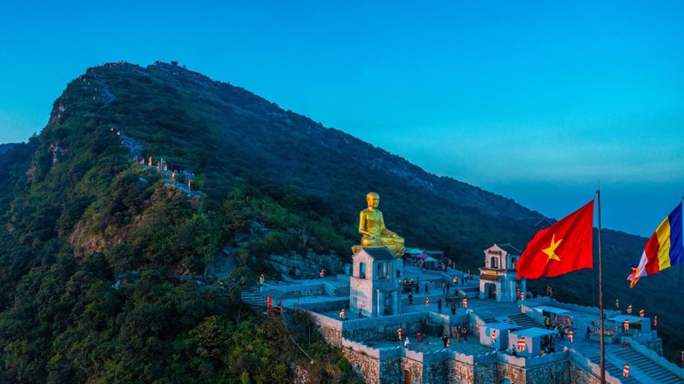 Đất nước nhìn từ đỉnh cao Yên Tử