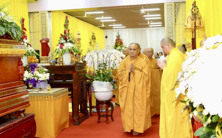 Chư tôn đức hữu nhiễu kim quan tiễn biệt Thượng tọa Thích Quảng Tánh 