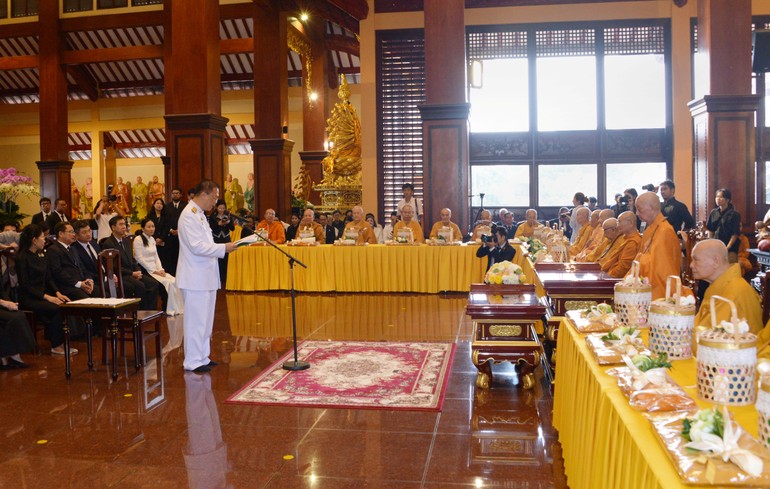 Thứ trưởng Ngoại giao Vương quốc Thái Lan Vijavat Isarabhakdi tác bạch cúng dường y Kathina lên Đức Pháp chủ và chư vị giáo phẩm trong buổi lễ tại chánh điện Việt Nam Quốc Tự - Ảnh: Bảo Toàn/BGN