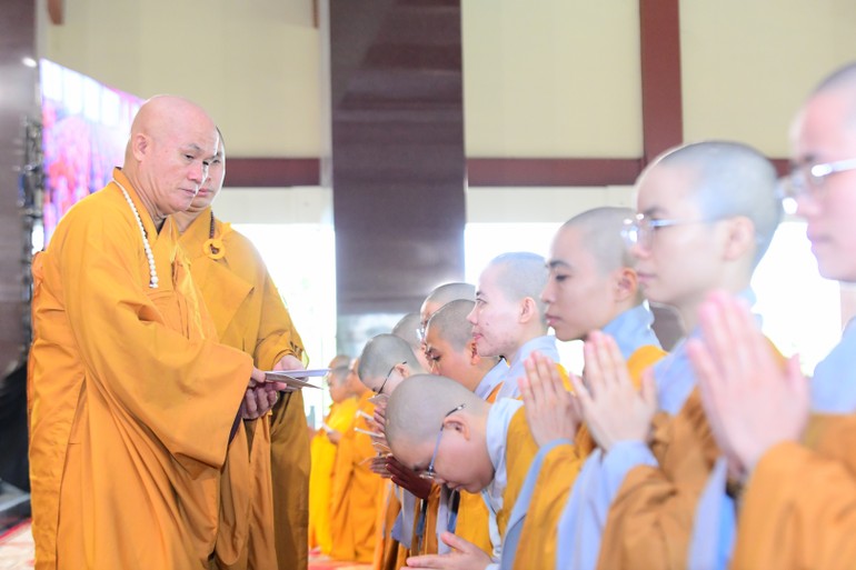Thượng tọa Thích Giác Dũng thừa hành trao học bổng đến Tăng Ni sinh Học viện Phật giáo VN tại TP.HCM