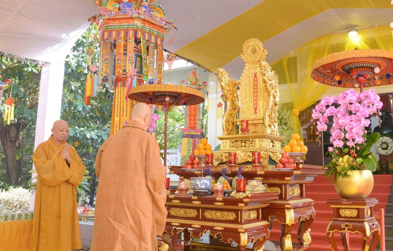 Đại lão Hòa thượng Pháp chủ GHPGVN cầu nguyện trước long vị Tổ quốc tôn thiết tại đàn tràng, trước đền thờ ở Công viên văn hóa Lê Thị Riêng, trước đây là Nghĩa trang Đô Thành - Ảnh: Bảo Toàn/BGN