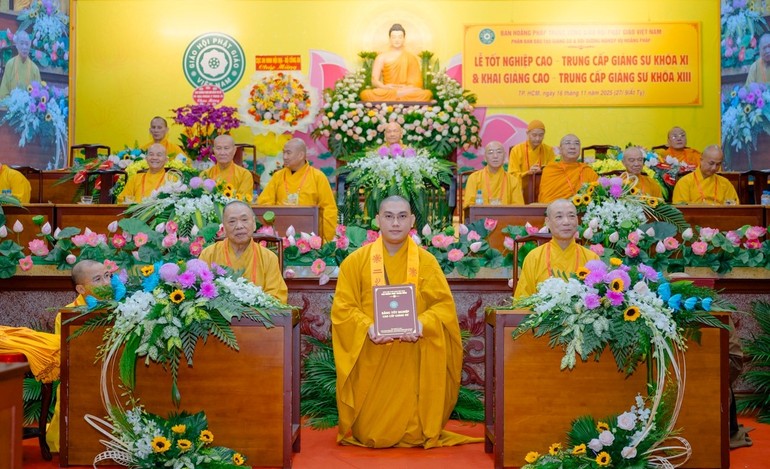 Tăng sinh nhận Bằng tốt nghiệp Lớp Cao cấp Giảng sư khóa XI