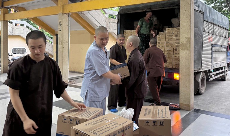 Chư Tăng điểm tập kết thực phẩm chùa Vĩnh Nghiêm khẩn trương bốc xếp hàng để chuyển ra Khánh Hòa phục vụ các bếp ăn dã chiến