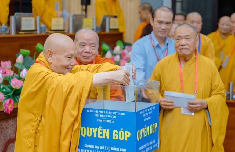 Trưởng lão Hòa thượng Thích Thiện Nhơn và chư vị giáo phẩm trong đợt phát động cứu trợ đồng bào bị ảnh hưởng thiên tai các tỉnh miền Bắc - Ảnh: Đăng Huy