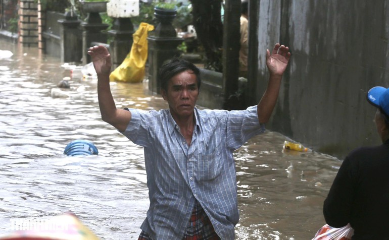 Bão, lũ lụt đã khiến nhiều người tử vong, mất mát và thiệt hại nặng nề, ảnh hưởng đến đời sống các tỉnh miền Trung vốn đã khó khăn lại chồng thêm khó khăn