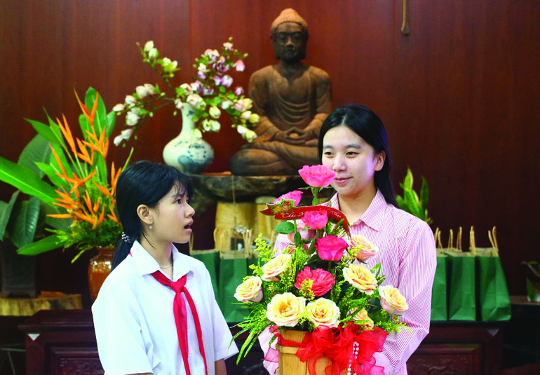 Bảo Trân xúc động với lời chúc từ các em học sinh nhận học bổng trong ngày sinh nhật của mình