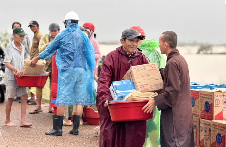 Đại đức Thích Minh Tồn trao quà chia sẻ với bà con 