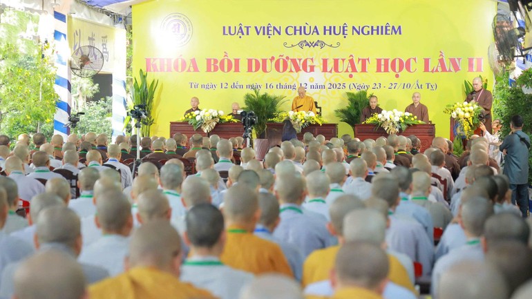 Lễ khai mạc Khóa bồi dưỡng Luật học tại chùa Huệ Nghiêm (P.An Lạc, TP.HCM) - Ảnh: Nguyên Tài/BGN