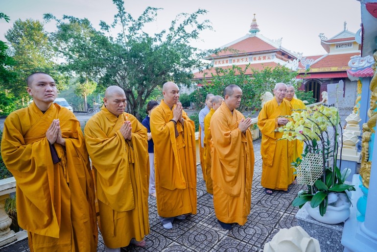 Thượng tọa Thích Tâm Hải và phái đoàn Báo Giác Ngộ đảnh lễ trước bảo tháp Trưởng lão Hòa thượng Thích Minh Nguyệt trong khuôn viên tổ đình Thiên Thai (xã Long Điền) - Ảnh: Tâm Quý/BGN