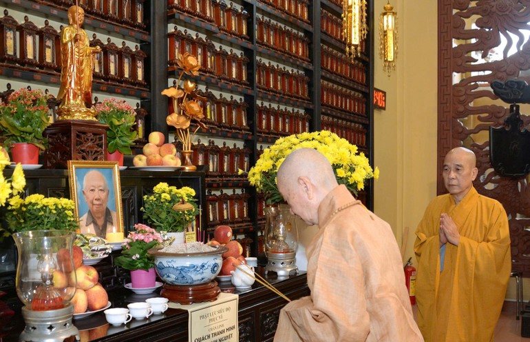 Đại lão Hòa thượng Thích Trí Quảng thắp hương cầu nguyện, tưởng niệm cựu học Tăng Long Nguyệt, đồng liêu Phật học đường Nam Việt, vừa từ trần tại Nhật Bản - Ảnh: Bảo Toàn/BGN