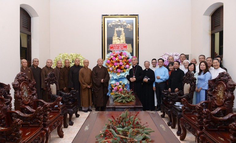 Phái đoàn Ban Trị sự GHPGVN TP.HCM chúc mừng Giáng sinh năm 2025 tại Tòa Tổng Giám mục TP.HCM - Ảnh: Bảo Toàn/BGN
