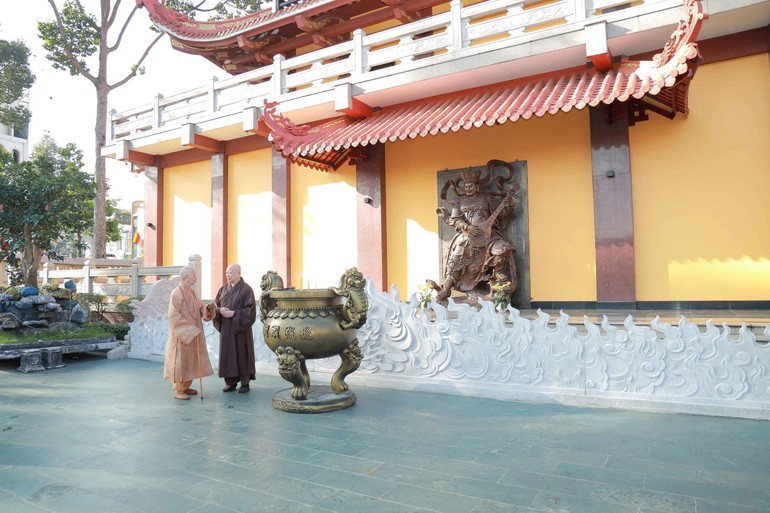 Đức Pháp chủ GHPGVN và Hòa thượng Thích Lệ Trang trước tháp Đa Bảo - Ảnh: Nguyên Tài/BGN