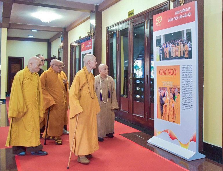 Đức Pháp chủ và chư vị Trưởng lão xem các dấu ấn của Báo Giác Ngộ trưng bày tại Việt Nam Quốc Tự - Ảnh: Quảng Đạo
