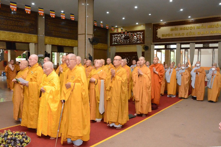 Chư tôn đức Tăng Ni TP.Thủ Đức thành kính trước Giác linh đường Trưởng lão Hòa thượng Thích Giác Lai